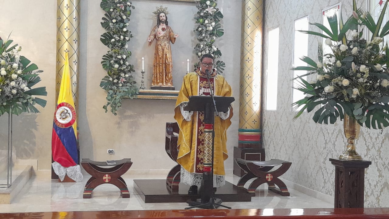 Padre Mario González, presidiendo la eucaristía en conmemoración del Sagrado Corazón de Jesús.