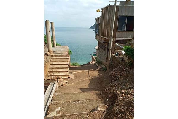Las escaleras de Mar de Pescaito a base de tronco de maderas fueron unas de las primeras obras de los pescaiteros para darle mejor accesibilidad al lugar. Las escaleras de Mar de Pescaito a base de tronco de maderas fueron unas de las primeras obras de los pescaiteros para darle mejor accesibilidad al lugar.
