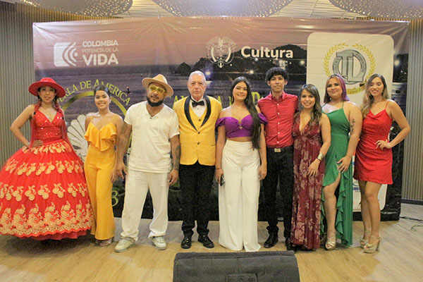 Participantes del festival, Gerelsy, Daniela Patiño, Dr. Flow, Ricardo Román, Difany Torres, Jaime Caballero, Lisseth Parra, Nía Gómez y Mariana Córdoba.