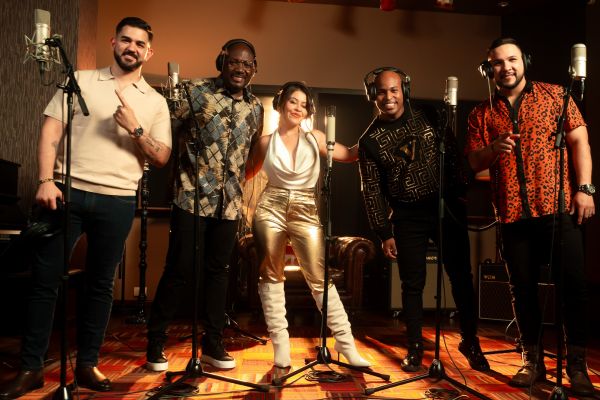 El Grupo Niche al lado de la cantante Juliana Velázquez.