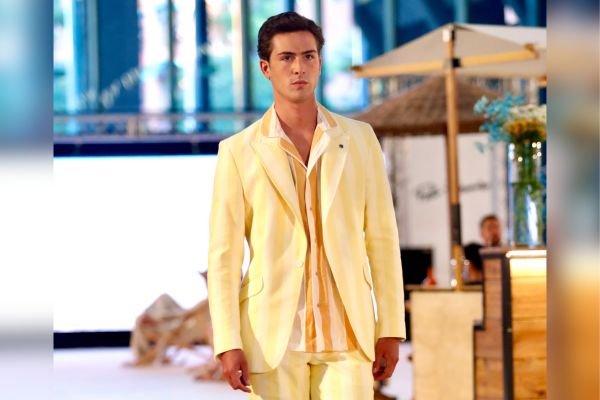 Desde Félix Ramiro presentan la prenda en colores tendencia como el vainilla y con americana a juego, como en su último desfile. (Foto Féliz Ramiro/EFE)
