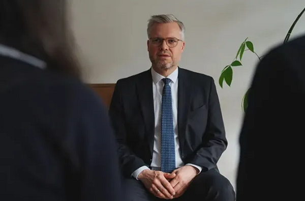 Los padres de la joven suiza reunidos con Félix Boellmann, de ADF Internacional. | Crédito: ADF Internacional.