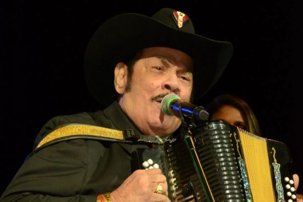 Aníbal Velázquez, fue homenajeado el año anterior por el Festival de la Canción Vallenata. Foto pagina del Festival de la Canción Vallenata. 