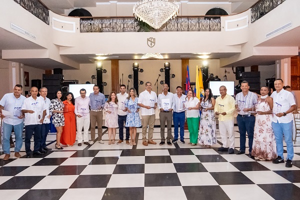 En total 42 servidores públicos de Unimagdalena fueron reconocidos por su tiempo de servicios, esfuerzo y dedicación en sus labores.