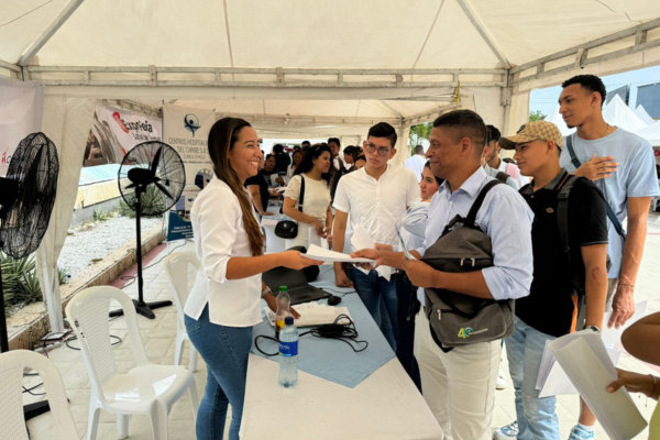 Desde muy temprano llegaron las personas a postularse en las vacantes disponibles, con la esperanza de conseguir un empleo. 