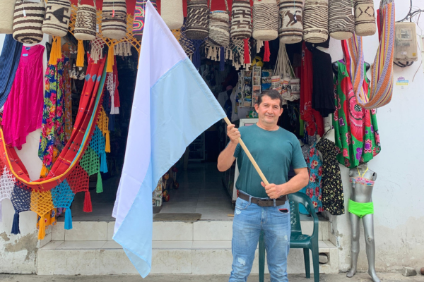 Los comerciantes de la ciudad se han sumado a esta iniciativa de patriotismo con los símbolos de la ciudad. 