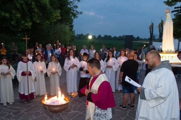 Fieles en oración ante la Cirgen de Montichiari, en Brescia, Italia