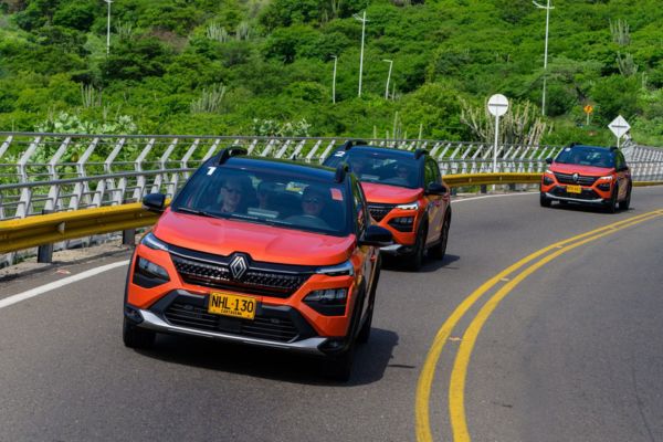 La caravana de los Kardian recorrió las calles de Santa Marta, deleitando a los samarios con su diseño vanguardista. 