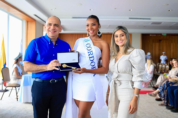 Carlos Pinedo, alcalde Santa Marta junto con Bleydis Pérez, gestora Social del Distrito, en la entrega de llaves a Laura Angulo, capitana de Santa Marta.