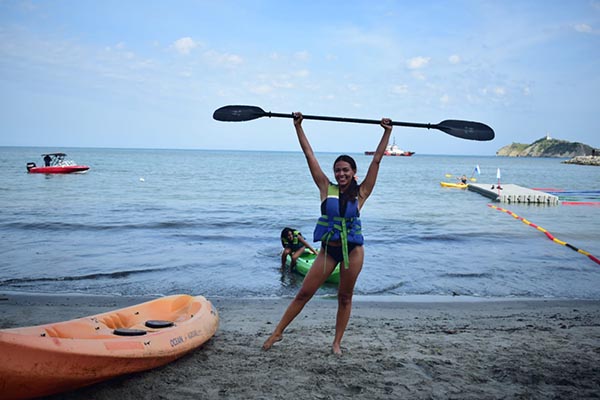 Andrea Cuacés Cantillo, representante del barrio El Rodadero fue la capitana distrital ganadora de las pruebas náuticas, sacando un tiempo de 42 segundos en la competencia de natación y en Kayac cerca de 2 minutos. 