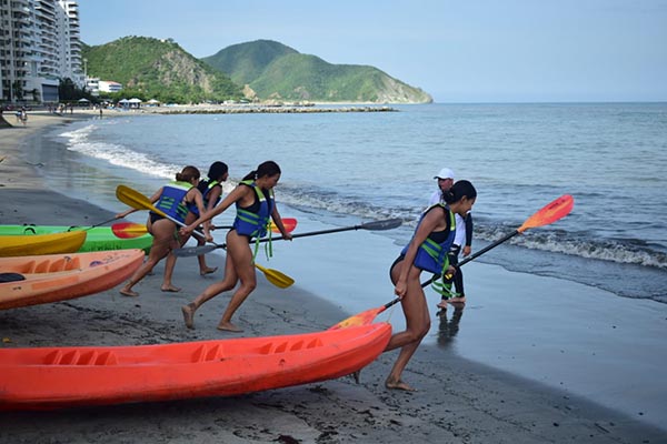 Salida a la competencia de kayak de las capitanas distritales Salida a la competencia de kayak de las capitanas distritales
