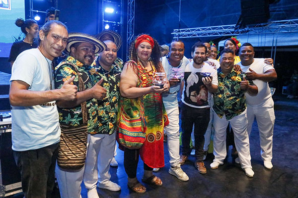 Los ganadores del Festival Mar Fest con sus trofeos 