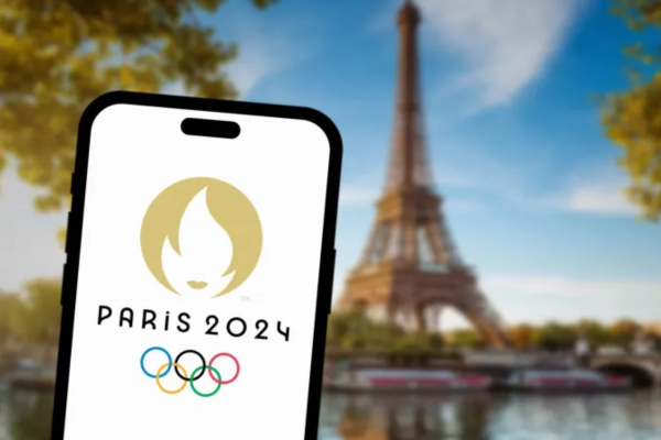 El logo de París 2024 con la Torre Eiffel de fondo. | Crédito: QubixStudio / Shutterstock.com
