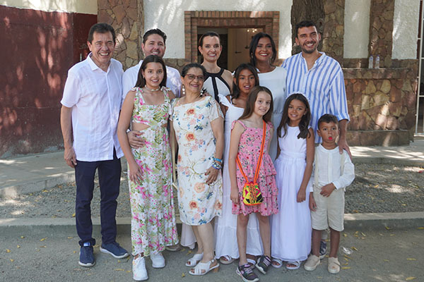 Andrés Gómez Isaza su esposa Mayra Atencio Charris; abuelo Alberto Gómez Parra, tíos Víctor Uribe, Sara Gómez Isaza, Claudia Gómez Parra; primas Salomé y María Paz Uribe Gómez.