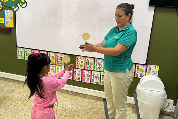 El equipo docente no solo enseña música, sino que también acompaña a los estudiantes en su proceso de crecimiento personal y artístico