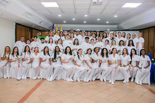 30 estudiantes de noveno semestre del Programa de Enfermería recibieron los símbolos de la luz para iniciar prácticas profesionales.