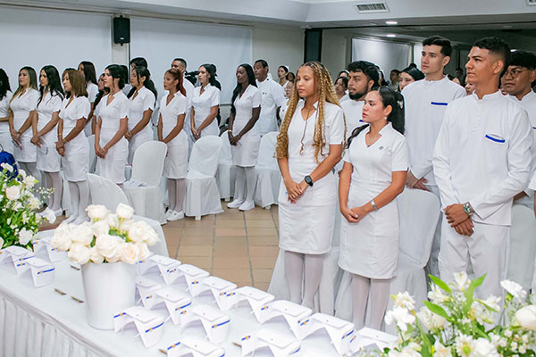 Durante la Ceremonia de la Luz, los futuros enfermeros recibieron las tocas y las placas que los identificarán como tal en su primer ejercicio profesional. Durante la Ceremonia de la Luz, los futuros enfermeros recibieron las tocas y las placas que los identificarán como tal en su primer ejercicio profesional.