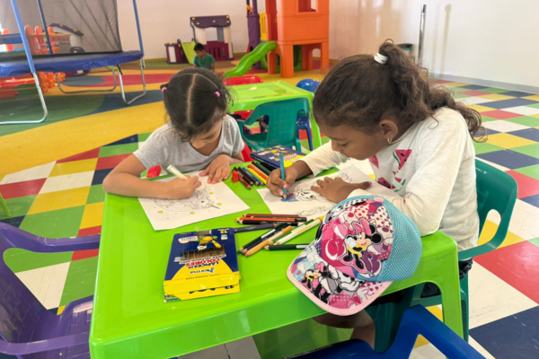Se habilito un espacio para dibujos para los niños. 