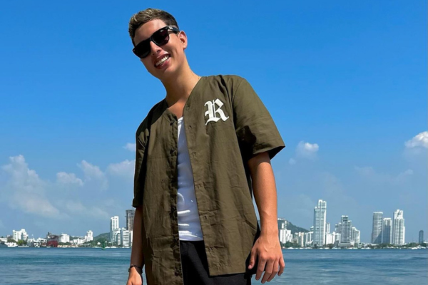 Yo Soy Arango es un joven cantante de tan solo 15 años que hace su estreno musical. 