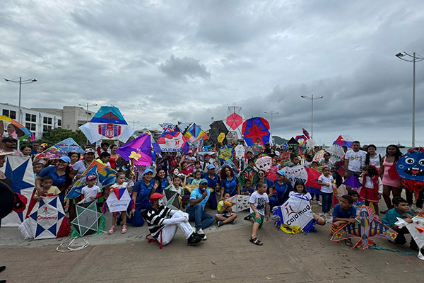 Fue una mañana diferente, en la que el viento, el ingenio y la colaboración familiar convirtieron el cielo de Santa Marta en un espectáculo vibrante y emotivo.