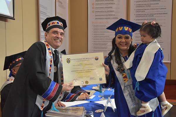 Natali Sánchez Artunduaga recibió junto a su hija Jana Sofía Pérez Sánchez, el título de Administradora de la Seguridad y Salud en el Trabajo por parte del doctor Oscar García Vargas, vicerrector académico.