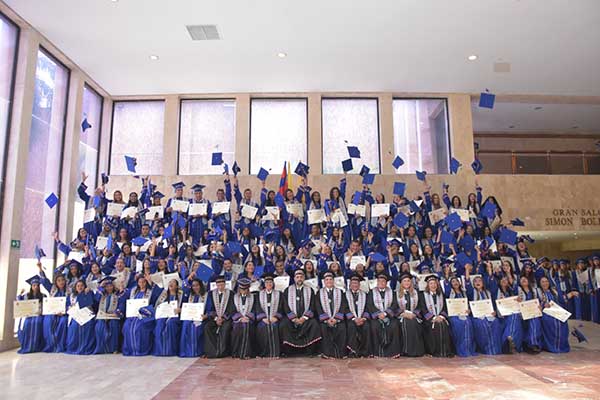 Los nuevos profesionales, tecnólogos y técnicos del Creo de la Universidad del Magdalena celebrando un nuevo logro en sus vidas. 