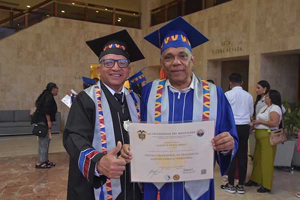 Wilson Velásquez Bastidas, director del Centro para la Regionalización de la Educación y las Oportunidades, Creo, entregó título como Técnico Profesional en Procesos de Gestión Pública Territorial a Agustín Pérez Pérez. 