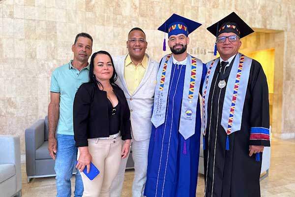 Juan Camilo Holguín Sepúlveda, Profesional en Deportes, celebró en compañía de su madre Luz Helena Sepúlveda, su padre Luis Hernán Holguín y los directivos Wilson Velásquez Bastidas, director del Creo Unimagdalena y Nelson Daza Goenaga, coordinador del área de deportes.
