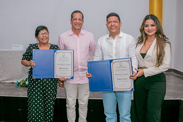 Durante la ceremonia solemne, el rector de Unimagdalena, doctor Pablo Vera Salazar estuvo acompañado de su mamá Ana Salazar y su novia Julieth Santos.