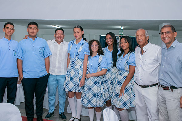 Los profesores Pablo Vera, José Quiñones y José Granados, estuvieron compartiendo con los estudiantes del ciclo complementario de la Normal Superior San Pedro Alejandrino, durante el homenaje a los egresados ilustres.