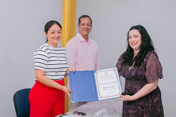 Norma Vera Salazar, se graduó en el año 2000, fue exaltada por su labor incansable en favor de las mujeres, recibió el reconocimiento en su nombre, su amiga y asistente Augusta