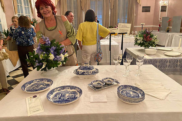 Mesa Buffet: Mariela Pinedo *Yolanda Bustillo *Luz María Bruges *María Teresa de Perry