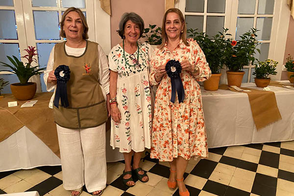 En medio de la juez Marina Anzola, las Grandes  Ganadoras con sus Rosetones:  Diseño Ligia Mercedes  Zúñiga Horticultura María  Cecilia Vives Gutiérrez
