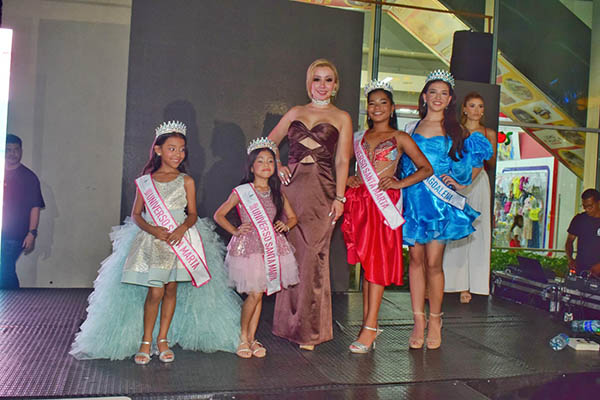 Luciana Valentina Caldera, Mini Universo; Mia Antonella Ebratt, Baby Universo; María Sofía Sánchez, Little Universo; Mariana Barbosa Orrego, Beautiful Universo y Jhoana Bernier, preparadora de reinas.