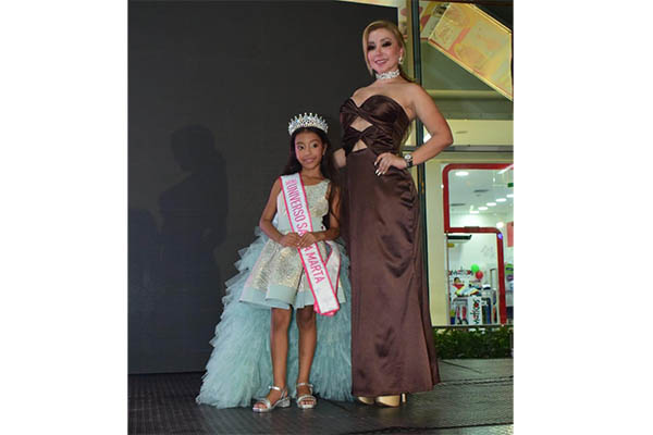 Luciana Valentina Caldera Mozo de 9 años fue la ganadora en la categoría Mini Universo acompañada de Jhoana Bernier. Luciana Valentina Caldera Mozo de 9 años fue la ganadora en la categoría Mini Universo acompañada de Jhoana Bernier.