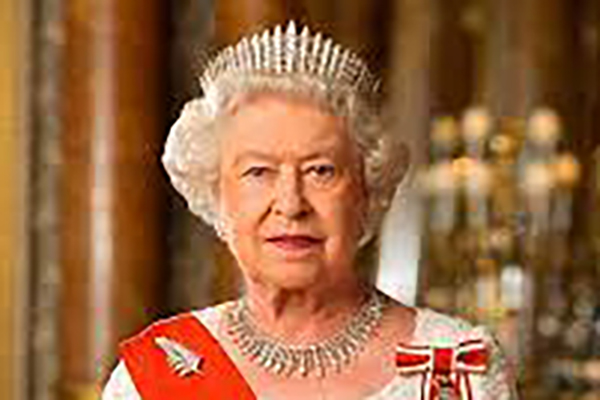 Un monumento conmemorativo de la fallecida reina Isabel II, cuyo diseño se revelará en 2026, se ubicará en el parque de St. James, cerca del palacio de Buckingham, en el centro de Londres, informaron este viernes los medios británicos. El detalle se conoce en vísperas de que este domingo se cumplan dos años de la muerte de la soberana, que falleció a los 96 años el 8 de septiembre de 2022 en Balmoral (Escocia), lo que elevó a su hijo Carlos al trono. Según la información difundida, el monumento, cuya elaboración se someterá a concurso, deberá concebirse como un lugar de contemplación para poder reflexionar sobre el legado de la antigua jefa del Estado y los valores compartidos del Reino Unido. Tras 70 años de influyente reinado, la figura de la madre del rey Carlos III es recordada a través de líneas de metro y centros de conferencias, además de unas pocas estatuas en Inglaterra. El Ejecutivo facilitará también dinero para que Escocia, Gales e Irlanda del Norte puedan realizar también sus proyectos conmemorativos. EFE