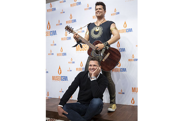 : Carlos Vives, posando con su figura de cera.