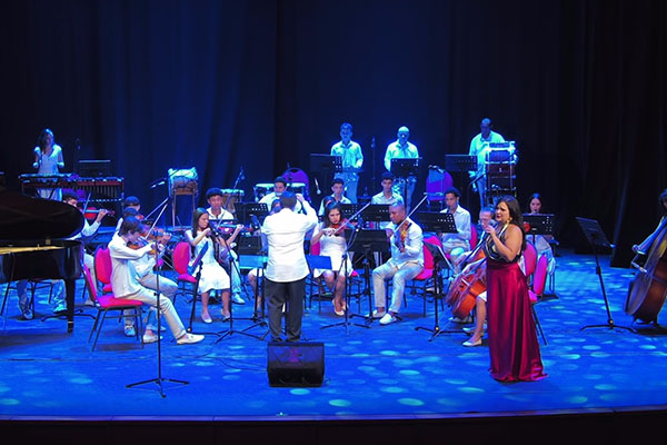 Presentación de Vanessa Cera y la Orquesta Filarmónica de Cajamag en la presentación en el teatro ‘Pepe Vives Campo’. 
