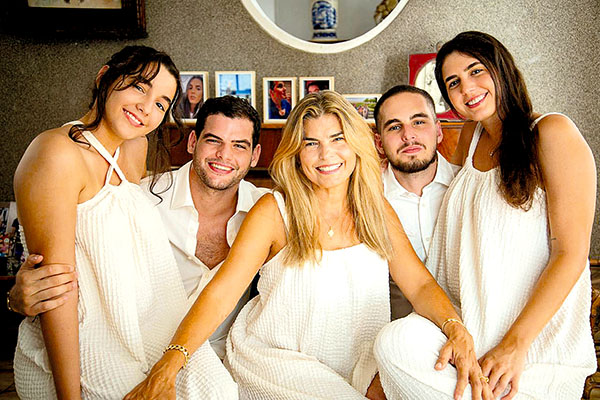 Sus cuatro hijos son su mayor motivación e inspiración. En la imagen, la empresaria destacó que Isabella Vives Gómez, Diego Vives Gómez, Miguel Ángel Vives Gómez y Mariange Vives Gómez son pilares fundamentales en su vida.