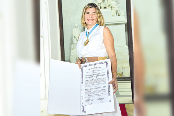 Leonor Consuelo Gómez González- Rubio, recibiendo la Cruz de Bastidas por su influencia y aportes con el Distrito de Santa Marta.