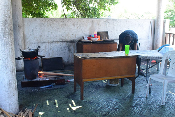 Tal y como se observa, la cocina tuvo que ser improvisada en el segundo piso, luego que la cocina industrial que utilizaban se les dañó.