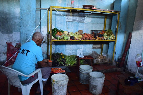 En este sitio almacenan los alimentos en la Fundación que poco a poco van consumiendo. En este sitio almacenan los alimentos en la Fundación que poco a poco van consumiendo.