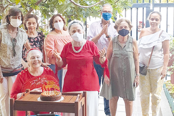 Con ‘Mama Inés’ Lucy Abello, Mary Abello, Irma Zúñiga, Zoila Rosa Vives Lacouture, Víctor Abello, Alicia de Amaya y Jacquelin Vives Lacouture, en pandemia, en celebración del cumpleaños de Inés. Con ‘Mama Inés’ Lucy Abello, Mary Abello, Irma Zúñiga, Zoila Rosa Vives Lacouture, Víctor Abello, Alicia de Amaya y Jacquelin Vives Lacouture, en pandemia, en celebración del cumpleaños de Inés.
