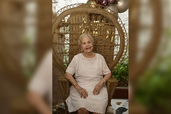 Con una parte de sus descendientes, entre ellos, hijos, nietos, bisnietos y amigos de ‘Mama Inés’, en la última celebración de su cumpleaños.