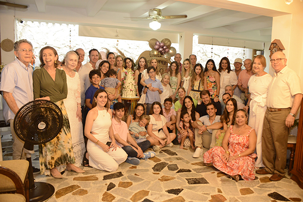 Con una parte de sus descendientes, entre ellos, hijos, nietos, bisnietos y amigos de ‘Mama Inés’, en la última celebración de su cumpleaños. Con una parte de sus descendientes, entre ellos, hijos, nietos, bisnietos y amigos de ‘Mama Inés’, en la última celebración de su cumpleaños.