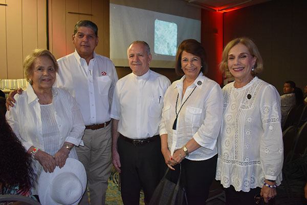Inés Lacouture de Vives, Alfredo Araujo, Padre Isidro Castro, María Julia de Daza y Beatriz Martha Zúñiga de Dávila, en una de las reuniones de trabajo por Santa Marta; ella era una mujer muy activa y cívica. Inés Lacouture de Vives, Alfredo Araujo, Padre Isidro Castro, María Julia de Daza y Beatriz Martha Zúñiga de Dávila, en una de las reuniones de trabajo por Santa Marta; ella era una mujer muy activa y cívica.