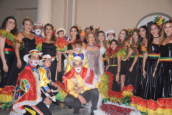Como cabeza de una gran familia, Inés fue nombrada Gran Capitana en los carnavales del Club Santa Marta, siendo acompañada por casi todos sus descendientes. Como cabeza de una gran familia, Inés fue nombrada Gran Capitana en los carnavales del Club Santa Marta, siendo acompañada por casi todos sus descendientes.