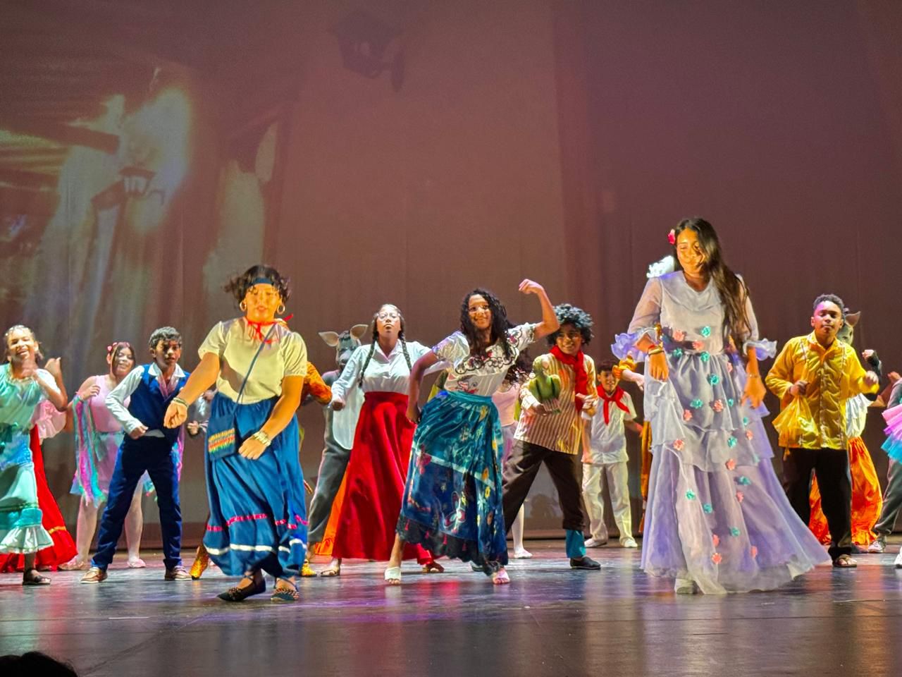 La semana cultural cerró en el Teatro Santa Marta, con el Festival de la Canción, la Danza y la Cultura, en la que los estudiantes demostraron su talento y las puestas en escena que habían preparado. 