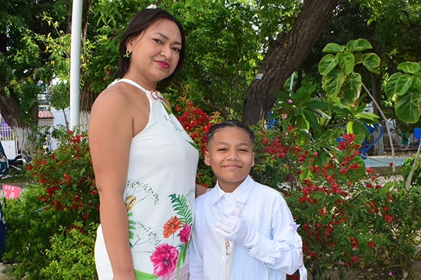 Deiner Hernández y su mamá Stefany Soracá.