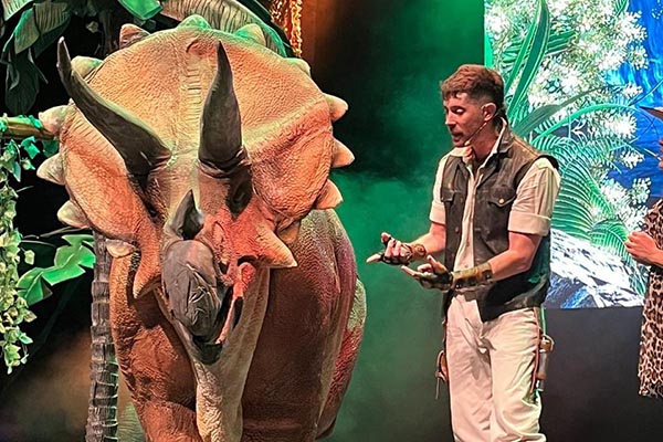  El humor de personajes como Lila y Lalo, la acción constante, y los impresionantes efectos visuales con dinosaurios de tamaño real, mantuvieron a la audiencia atenta y participativa.